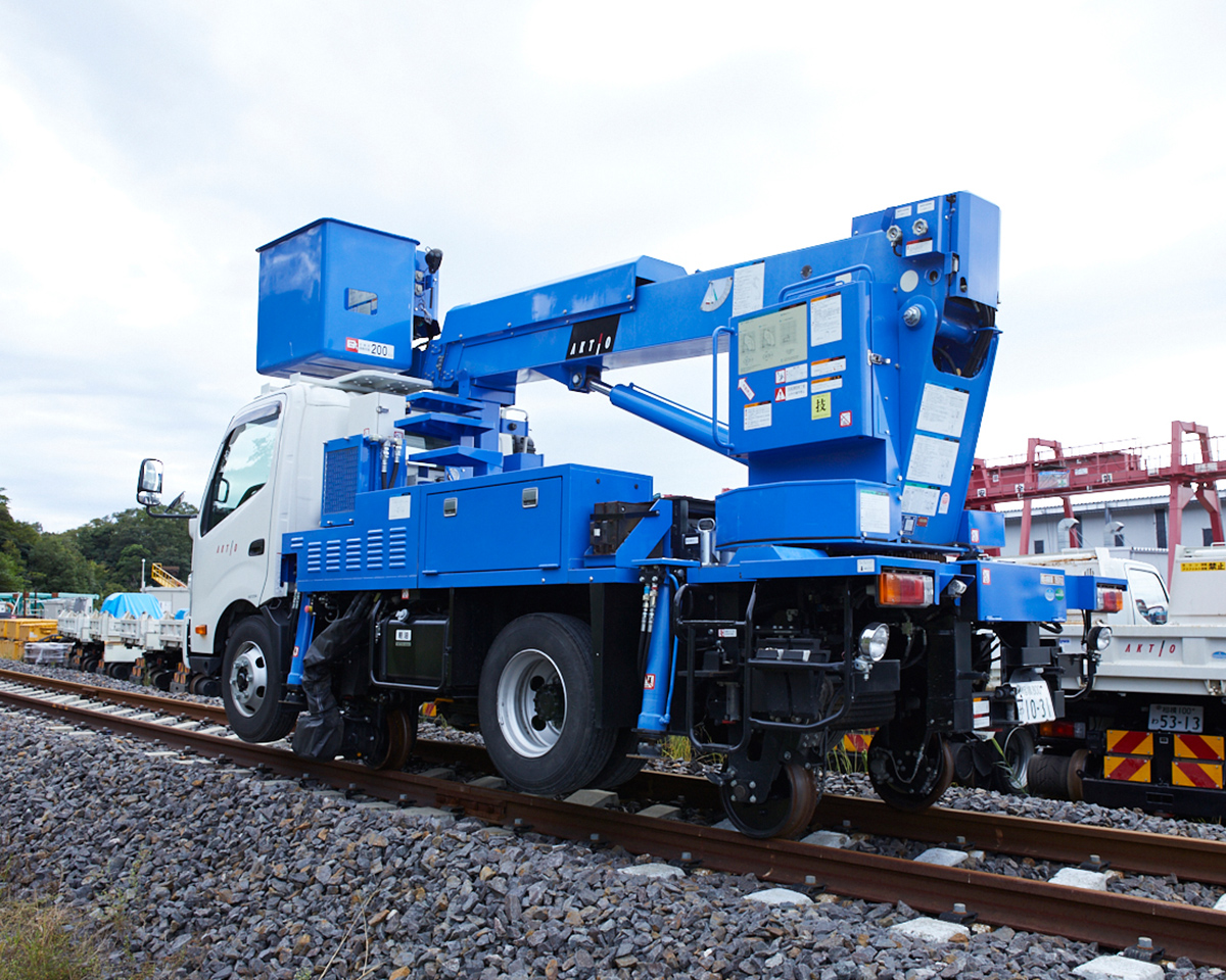 鉄道の工事点検に使用する「軌陸高所作業車」