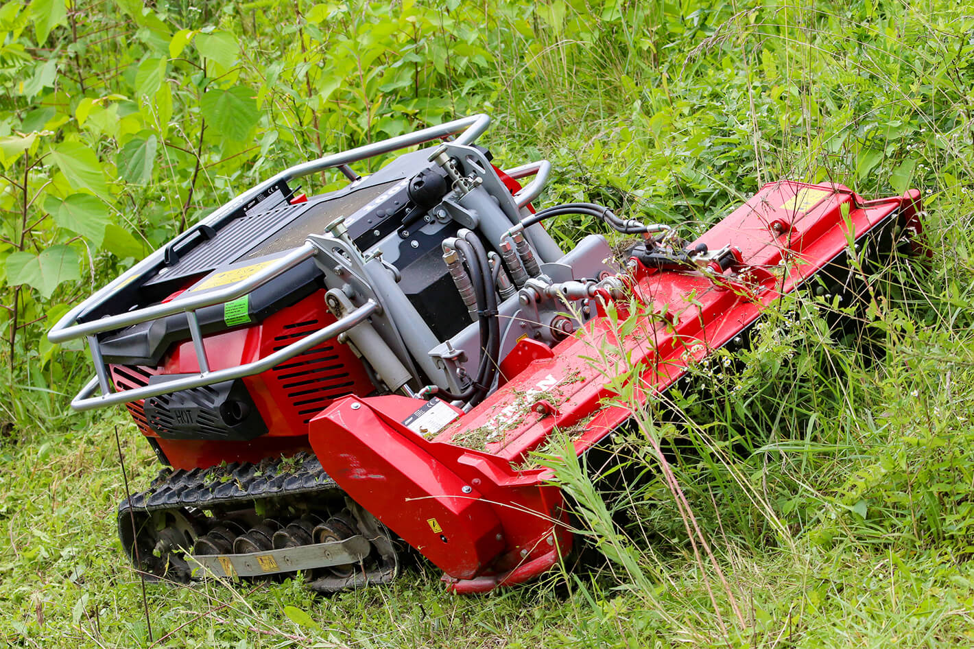 除草作業をラジコン草刈機で効率化 アクティオ 提案のある建設機械 重機レンタル